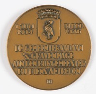 1980-0001-PEO a.jpg; 1980-0001-PEO; De gemeenteraad van 's Gravenhage aan de burgemeester S.R.J. de Monchy bij diens aftreden.; onderscheidingen (eretitels)